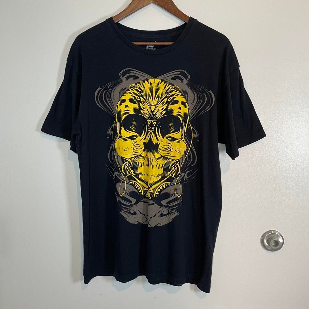 DC Skater Skull With Faces Grunge Black and Yellow size Medium Graphic T-shirt
